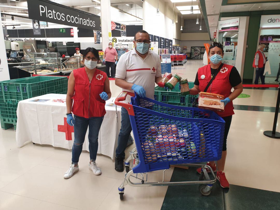 Punto de recogida de alimentos en el acceso a Carrefour Ávila