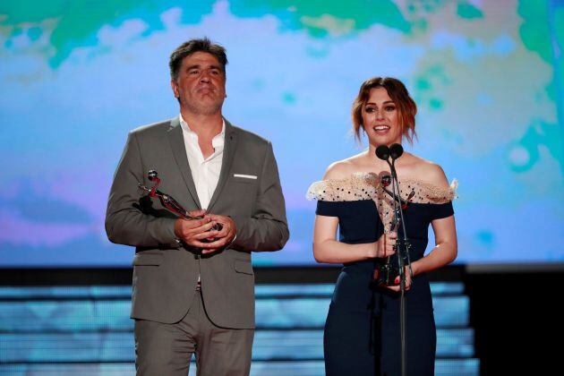 Blanca Suárez, Premio por Mejor Interpretación Femenina en Miniserie o Teleserie, junto al director argentino Daniel Barone (i), con el premio en la categoría masculina a nombre del actor Julio Chávez.