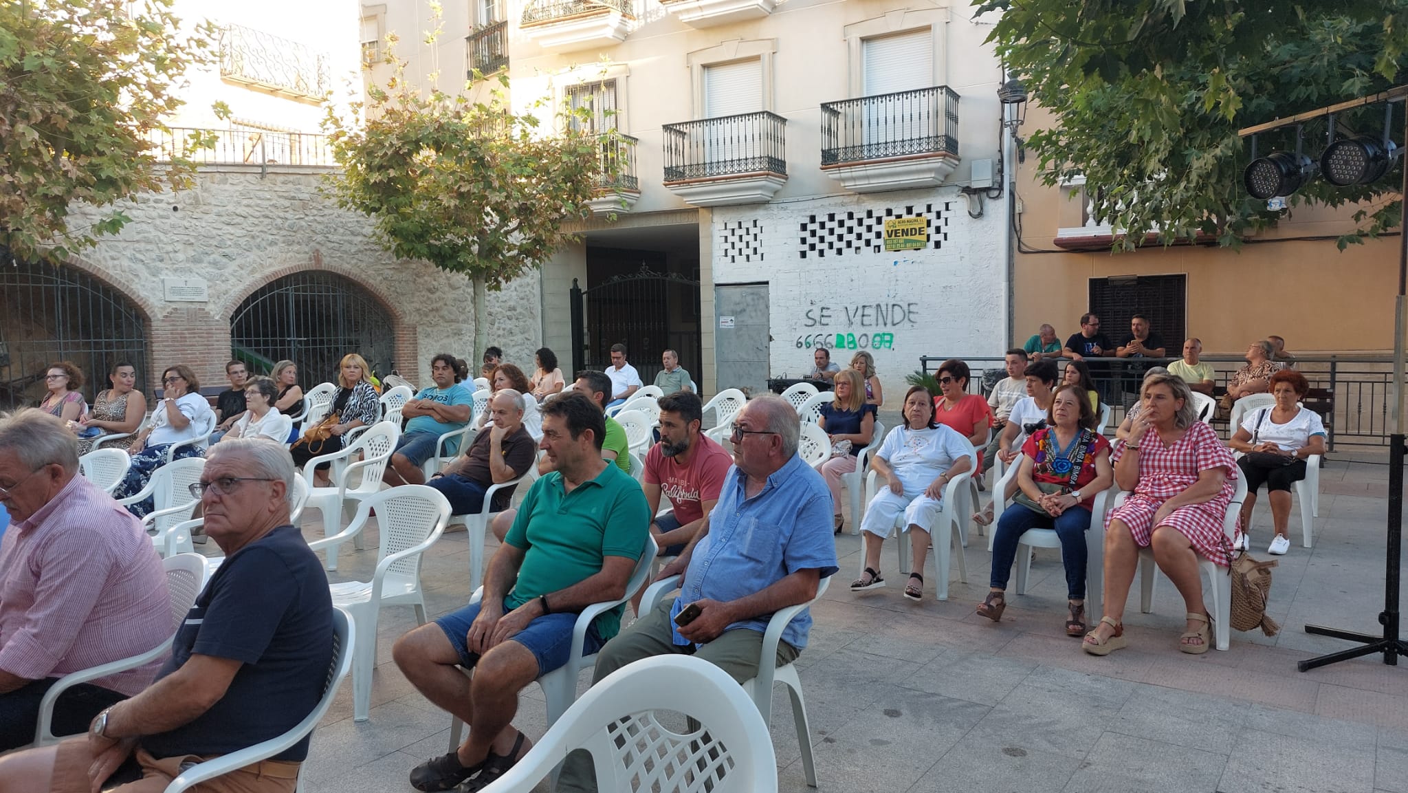 Público asistente a &#039;El alcalde responde&#039;, en la Plaza del Ayuntamiento de Bedmar