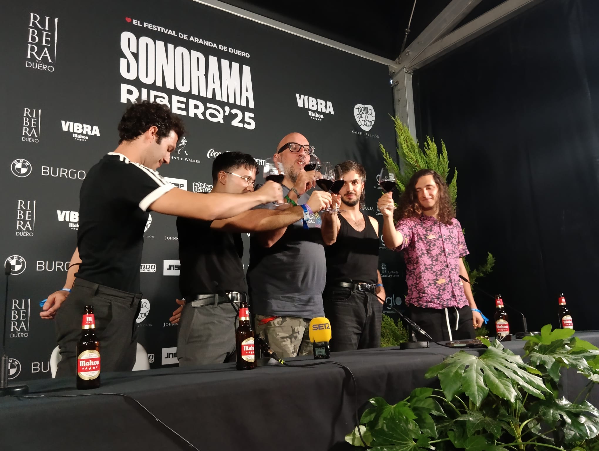 Javier Ajenjo, en el centro, brinda con los miembros de Arde Bogotá en la última rueda de prensa de esta edición