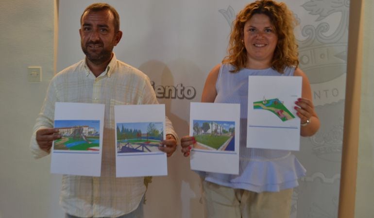 La alcaldesa de Ronda, Teresa Valdenebro, junto al delegado municipal de deportes, Francisco Márquez.