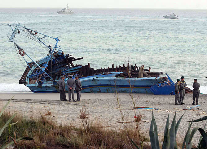 La Guardia di Finanza inspecciona el barco en el que seis inmigrantes ilegales murieron en Calabria