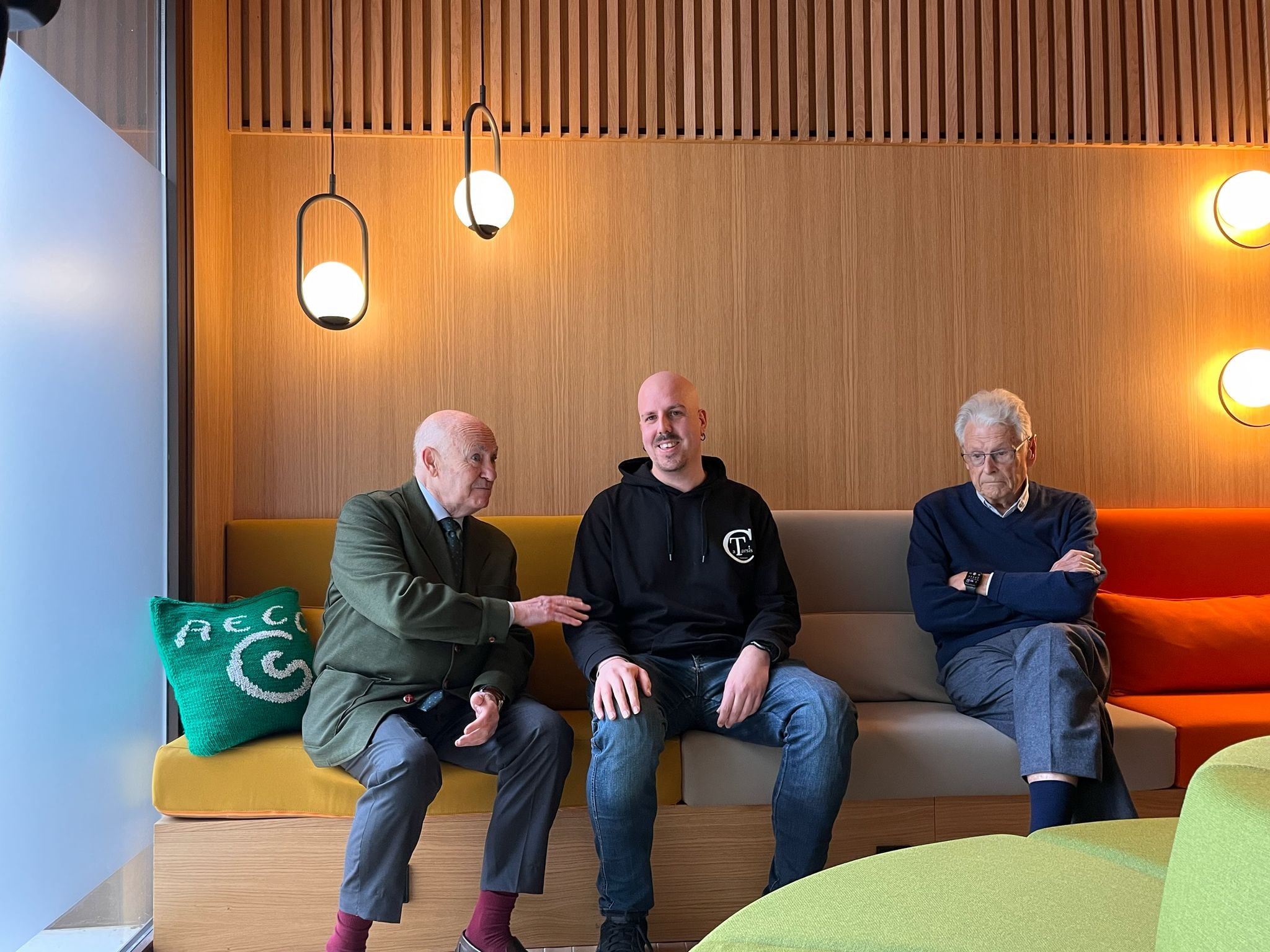 Tomás Trenor, presidente de la asociación; Víctor León, paciente oncológico de 33 años con más de 10 años de relación con la asociación y Antonio Llombart, presidente del Comité Técnico de la Junta Provincial de Valencia.