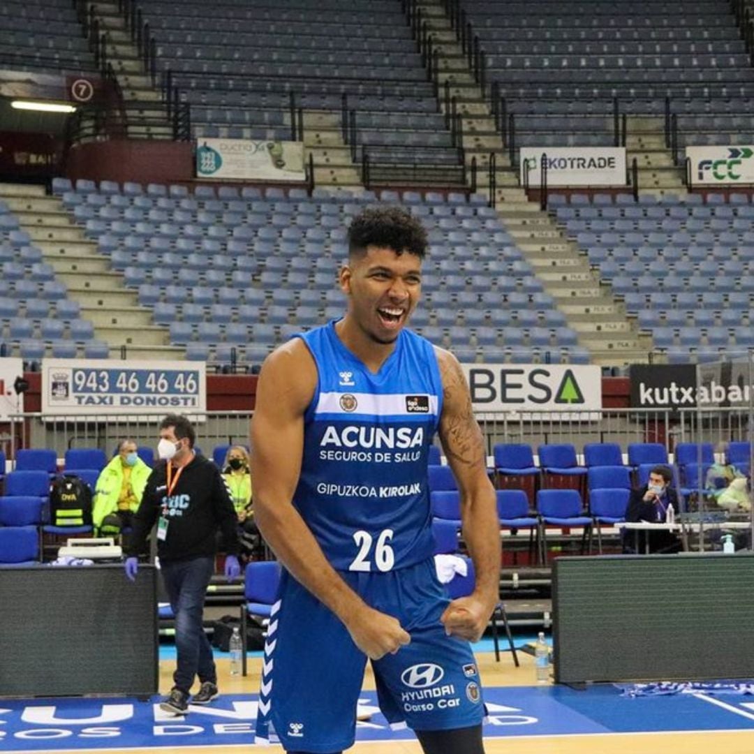 El pivot Jiame Ecchenique celebra una canasta anotadfa durante el partido en Illunbe ante el Baxi Manresa