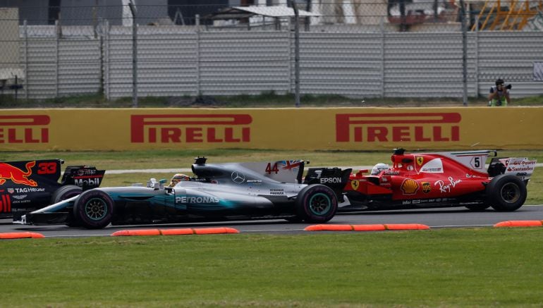 Momento en que Hamilton y Vettel se tocan, tras la salida