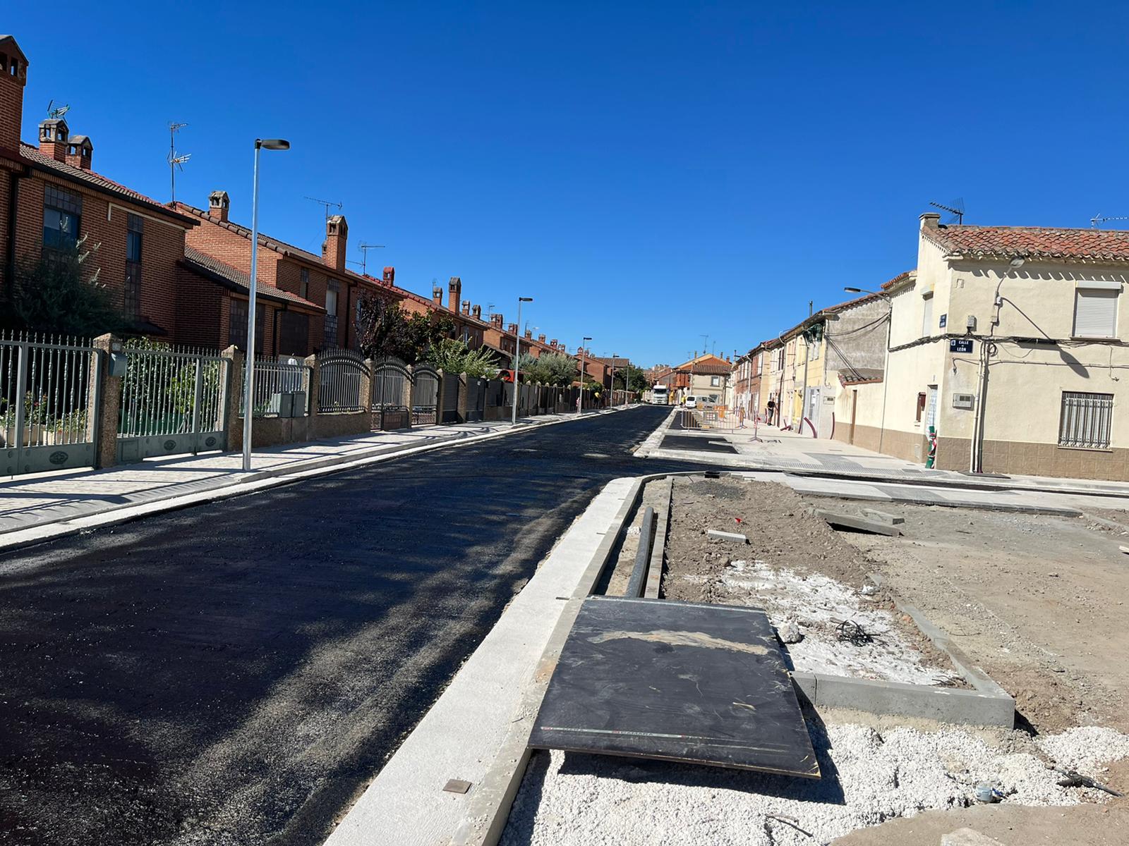 Estado de la calle Logroño con la última capa de asfaltado