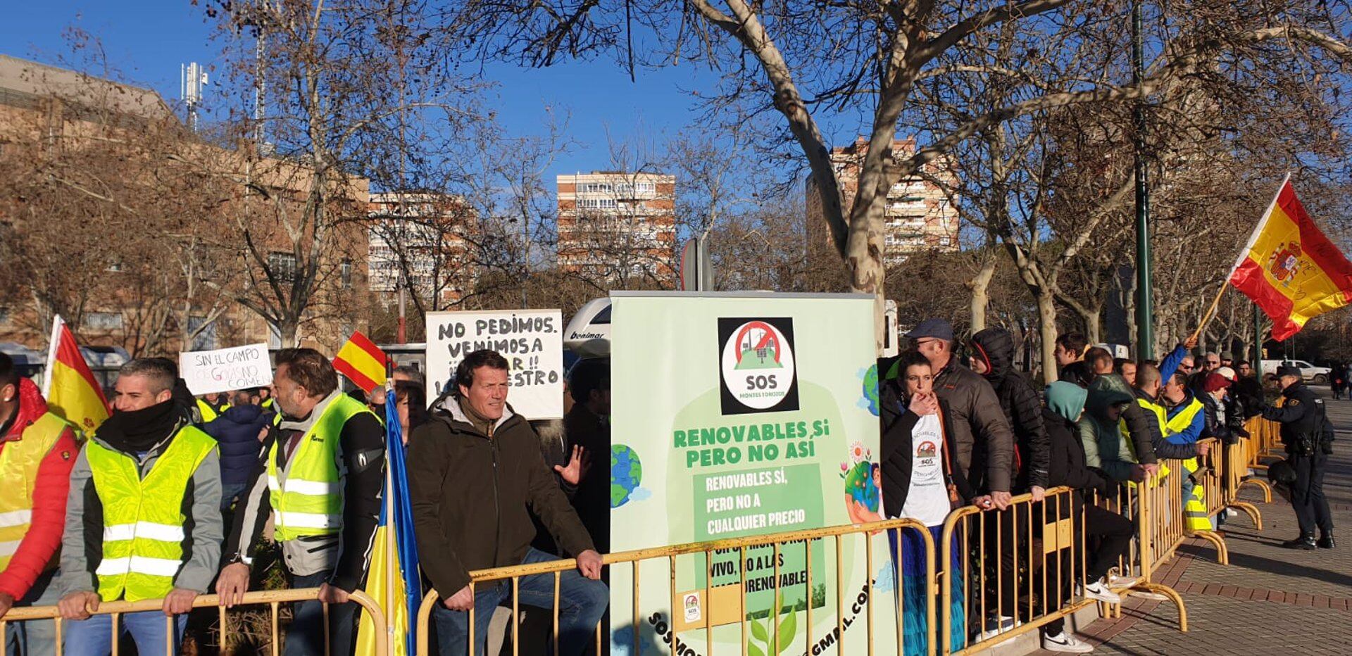 10/02/2024 Protesta de agricultores frente a la Feria de Valladolid, donde se celebran los Goya..

Alrededor de 150 personas se han congregado este sábado a las puertas de la Feria de Valladolid, donde se celebran la alfombra roja y la gala de los Premios Goya, a grito de &quot;la agenda 2030 hunde el campo&quot;.

SOCIEDAD 
