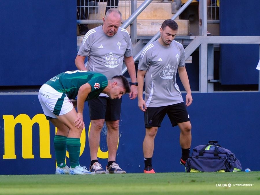 Brais Martínez, tras sufrir las molestias por las que abandonó el terreno de juego el pasado domingo (foto: LaLiga Hypermotion)