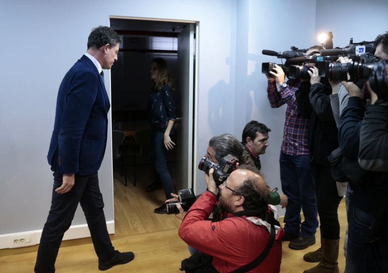 El secretario general de los socialistas gallegos, José Ramón Gómez Besteiro, tras la rueda de prensa ofrecida esta tarde en la sede del partido, en Santiago, en la que ha anunciado su dimisión