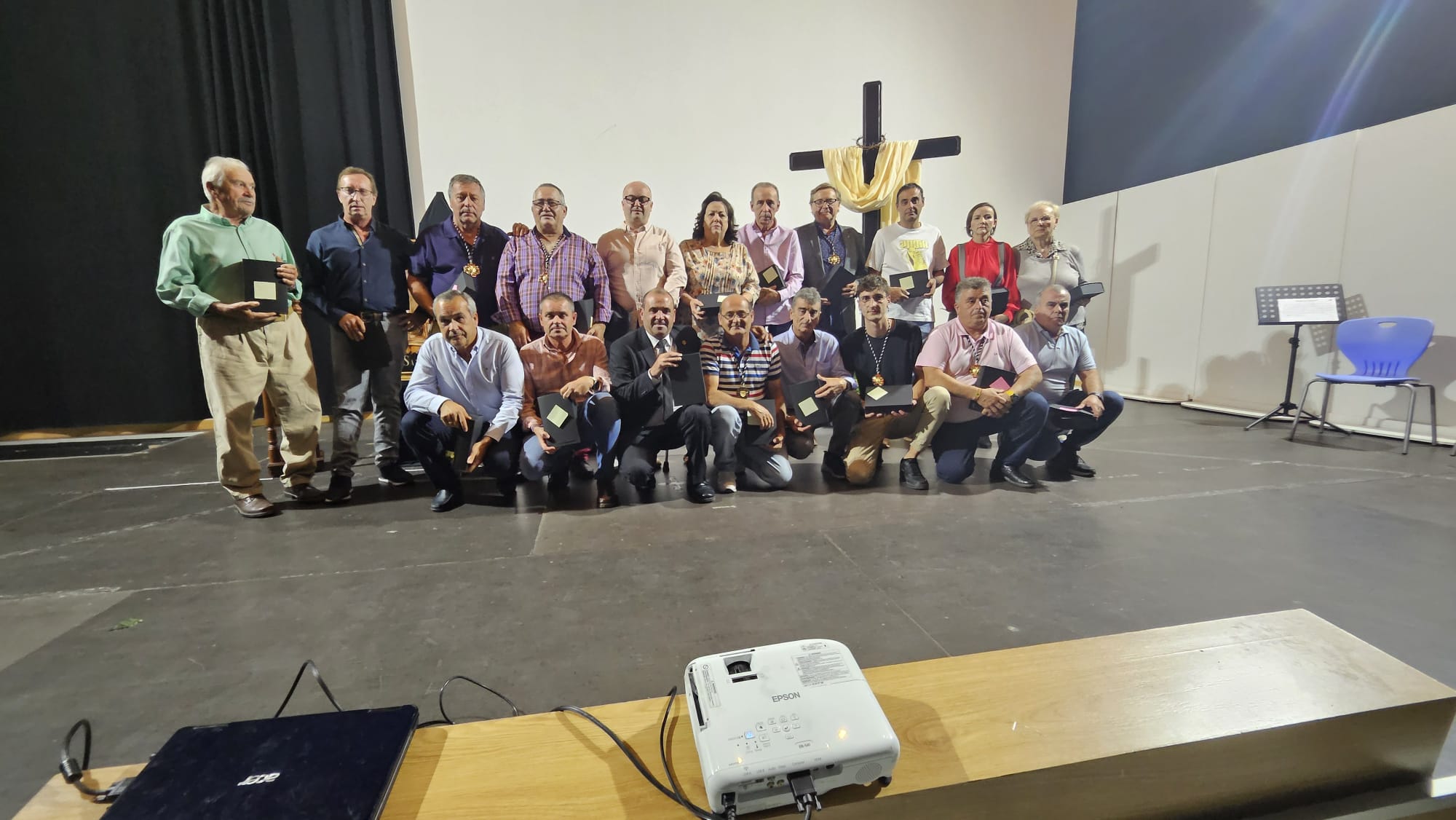 Foto de familia con los anderos de la Virgen de los Dolores, tras el reconocimiento en el 25 Aniversario