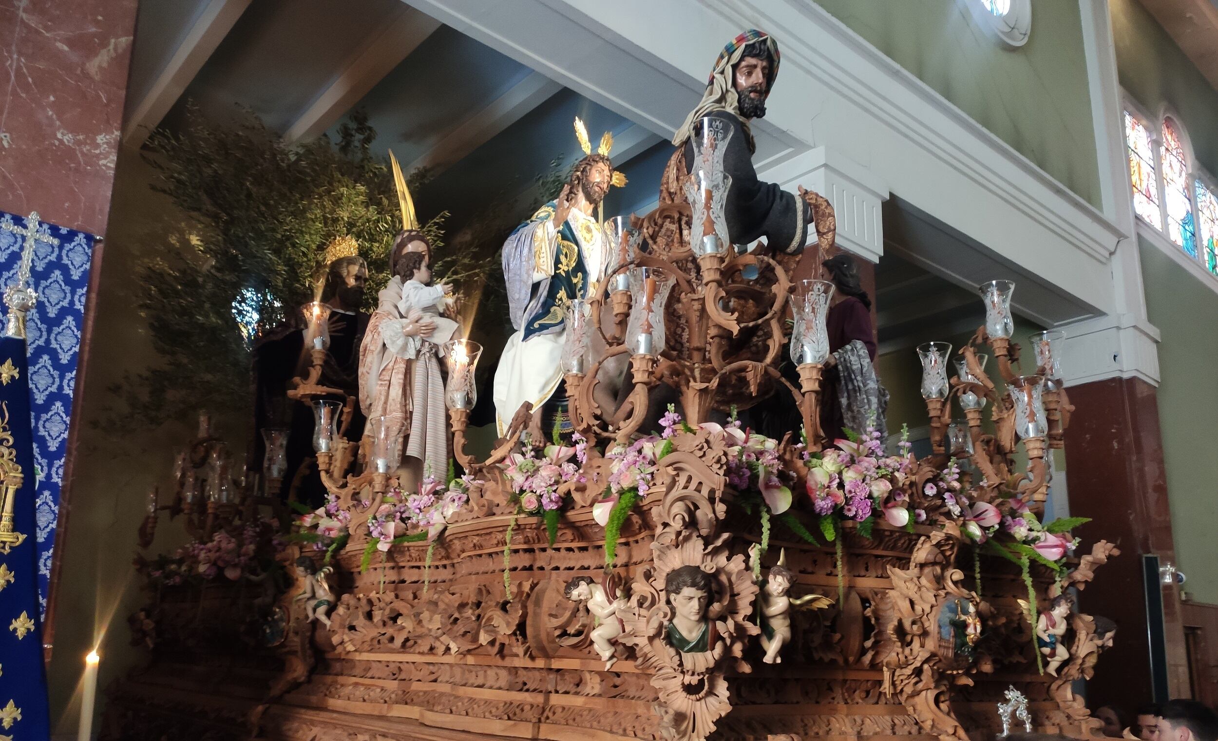 Paso de Cristo de la Hermandad de la Borriquilla de Jaén, preparado para su salida procesional del Domingo de Ramos.