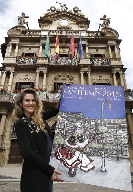 La pamplonesa Adriana Eransus posa en la Plaza del Ayuntamiento de Pamplona con su cartel titulado "Pamplona, ciudad de luces"