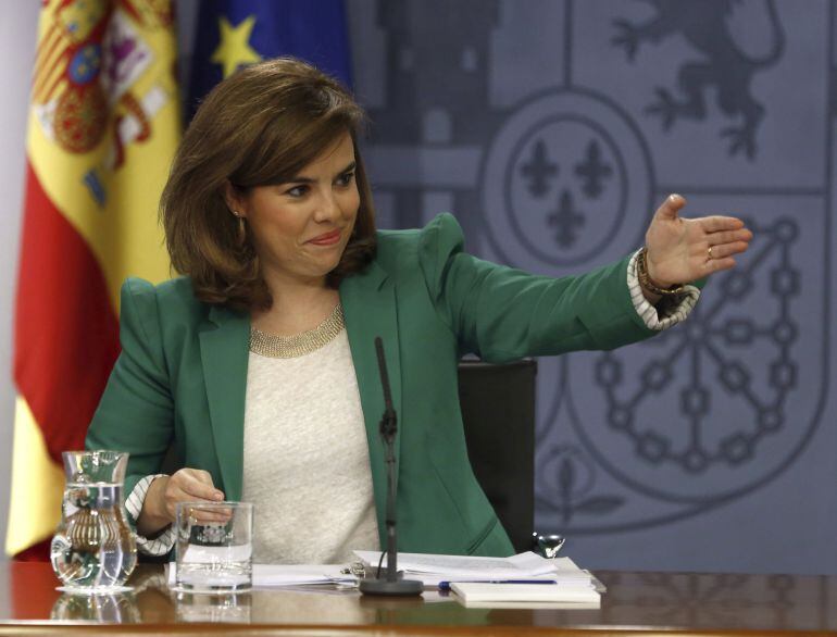 GRA217. MADRID, 12/06/2015.- La vicepresidenta y portavoz del Gobierno, Soraya Sáenz de Santamaría, durante la rueda de prensa que ha ofrecido hoy tras la reunión del Consejo de Ministros, en la que ha recordado, ante la posibilidad de cambios en el Ejecu