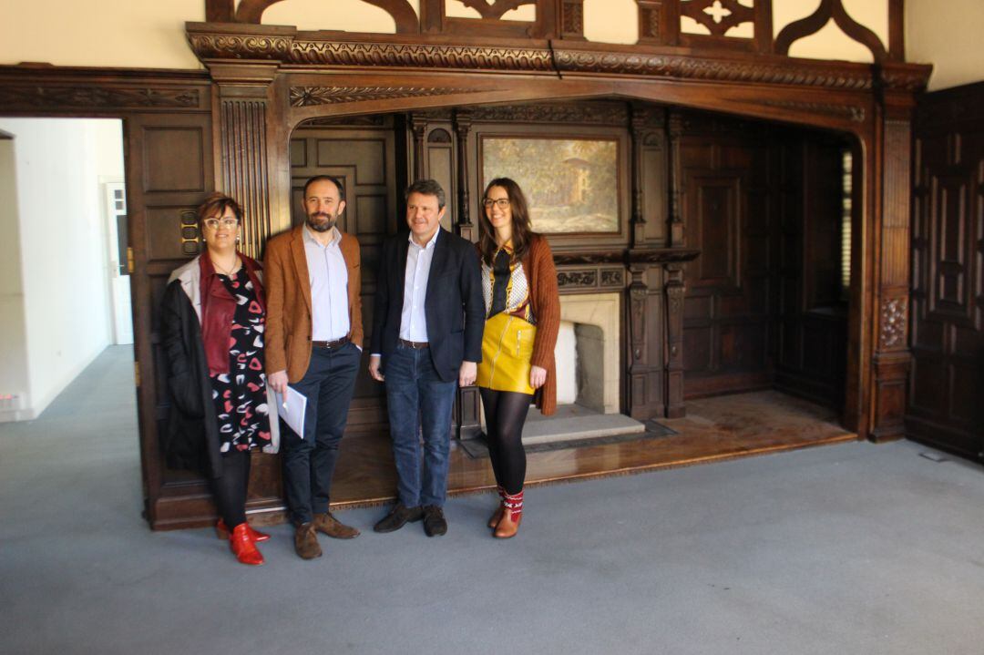 Goizane Álvarez y Denis Itxaso de la Diputación de Gipuzkoa, con José Antonio Santano y Juncal Eizaguirre del Ayuntamiento de Irun, en la visita a las obras de Ikust Alaia. 