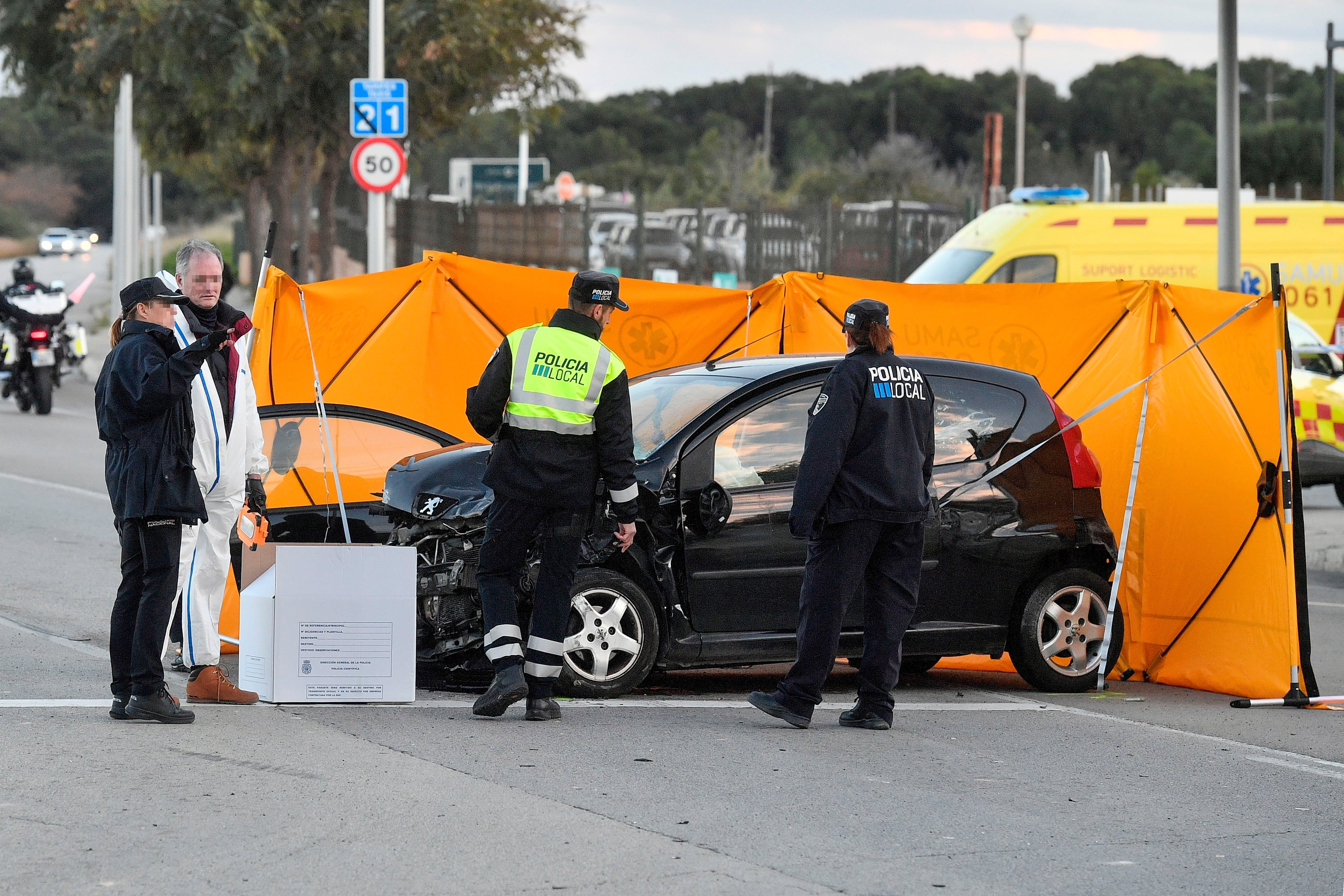 La Policía Local ha detenido este martes en Palma a un hombre que presuntamente habría matado a cuchilladas a una mujer en presencia de su hija de 3 años, quien ha sido encontrada herida junto a la víctima en un coche tras un accidente de tráfico.