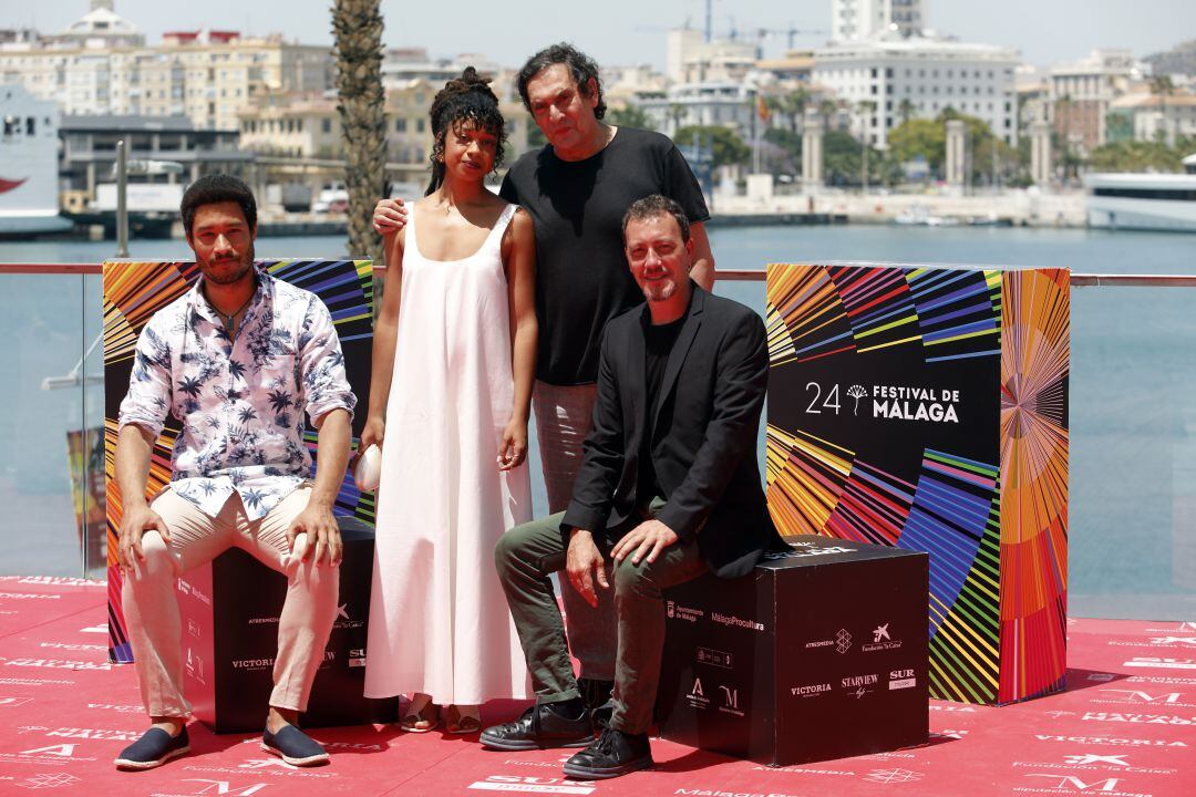 El director Villaronga con parte del equipo de la película