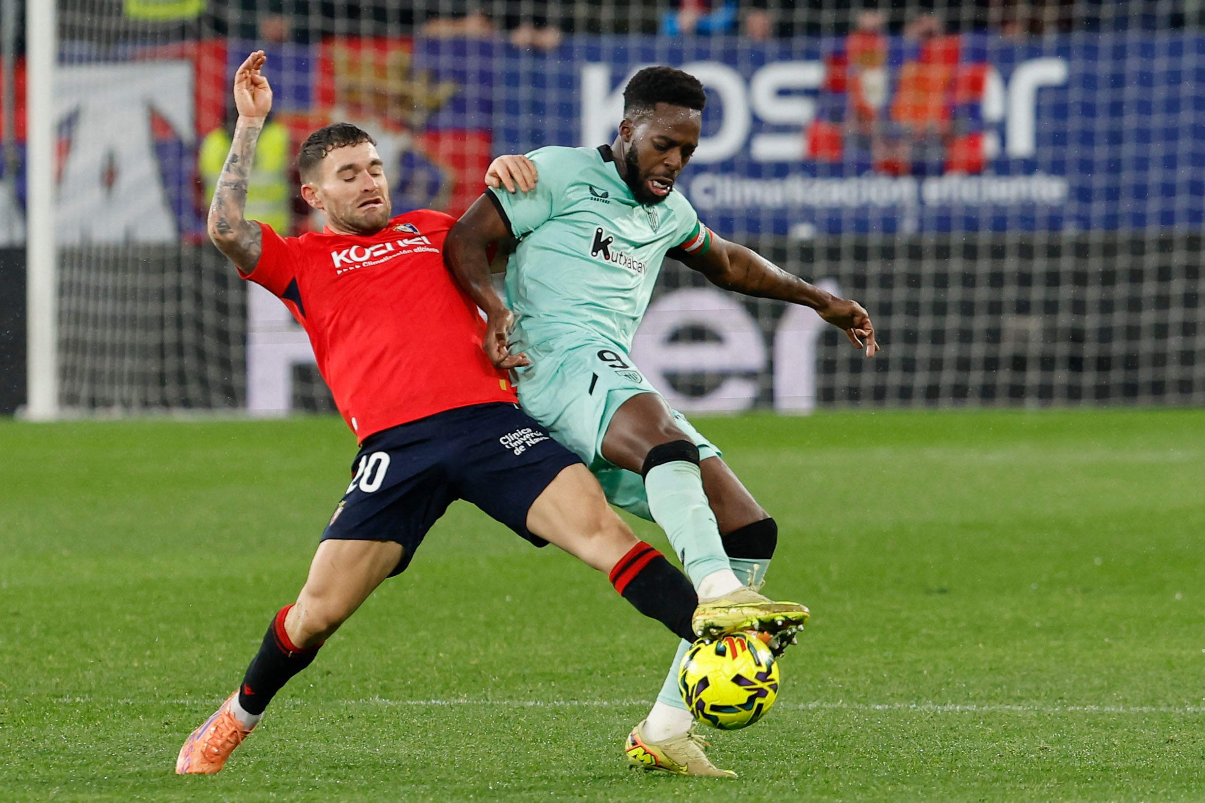 El delantero del Athletic Iñaki Williams (d) ante Javi Galán, del Osasuna, durante el encuentro correspondiente a la jornada 18 de LaLiga EA Sports
