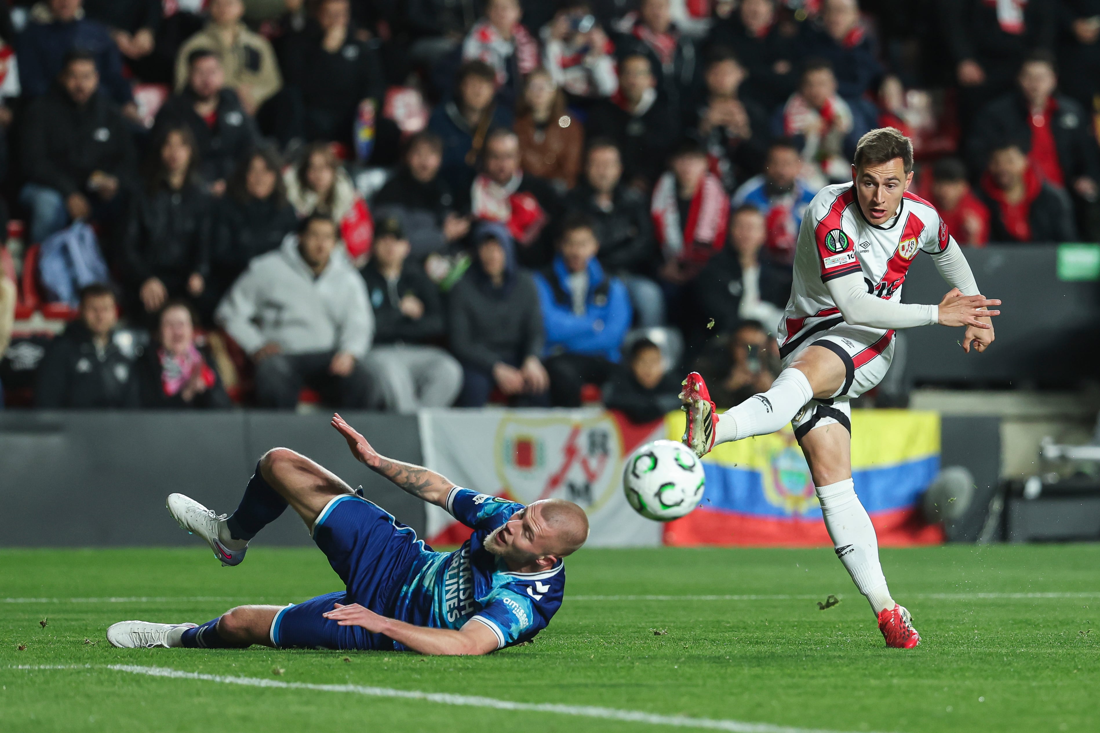 MADRID, SPAIN - MARCH 19: Rick van Drongelen of Samsunspor and Jorge de Frutos of Rayo Vallecano in action during the UEFA Conference League 2025/26 round of 16 second leg match between Rayo Vallecano de Madrid and Samsunspor at Vallecas Stadium on March 19, 2026 in Madrid, Spain. (Photo By Irina R. Hipolito/Europa Press via Getty Images)