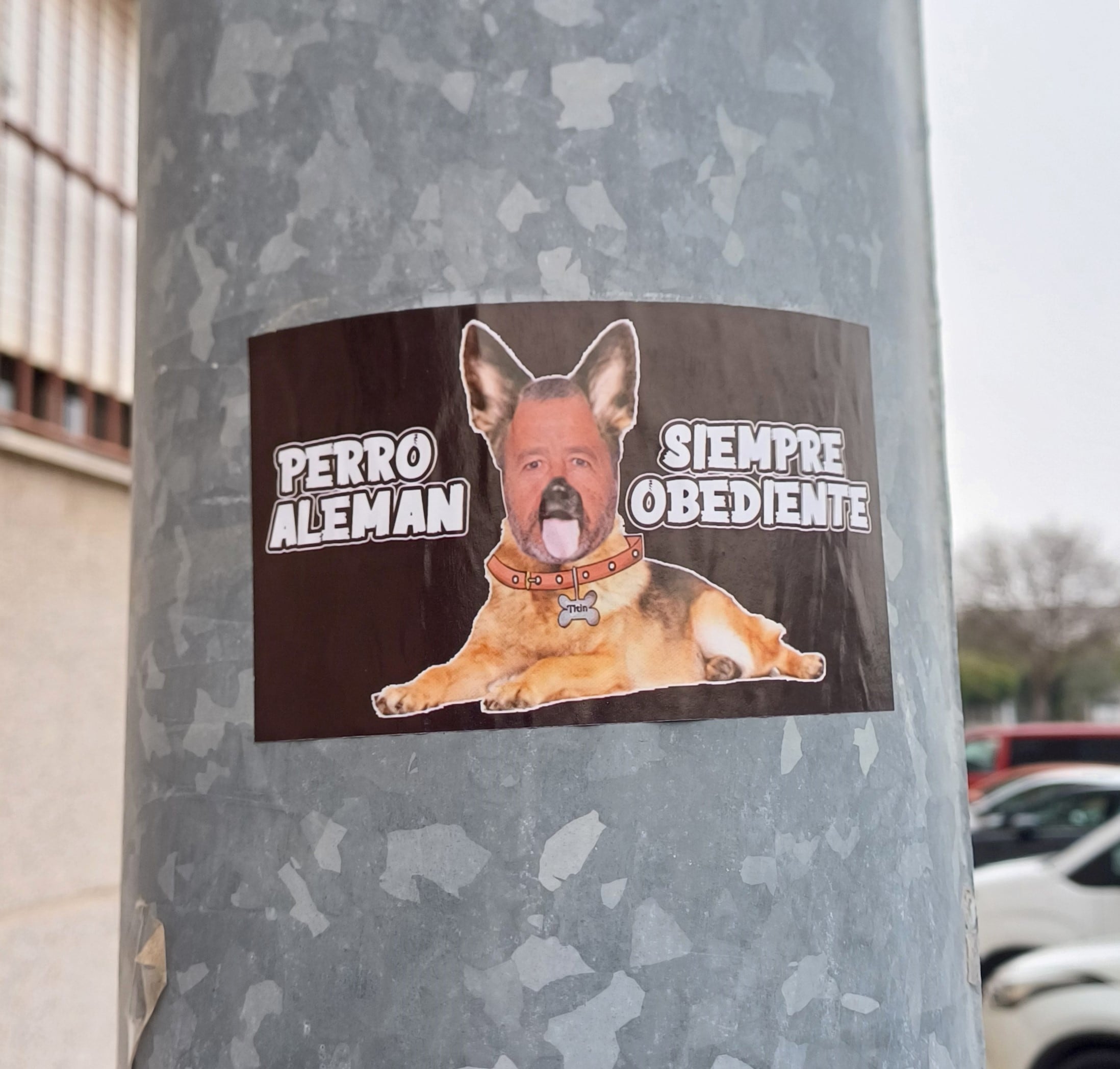 Una de las pegatinas colocadas por los radicales en la casa de Pedro Alemán