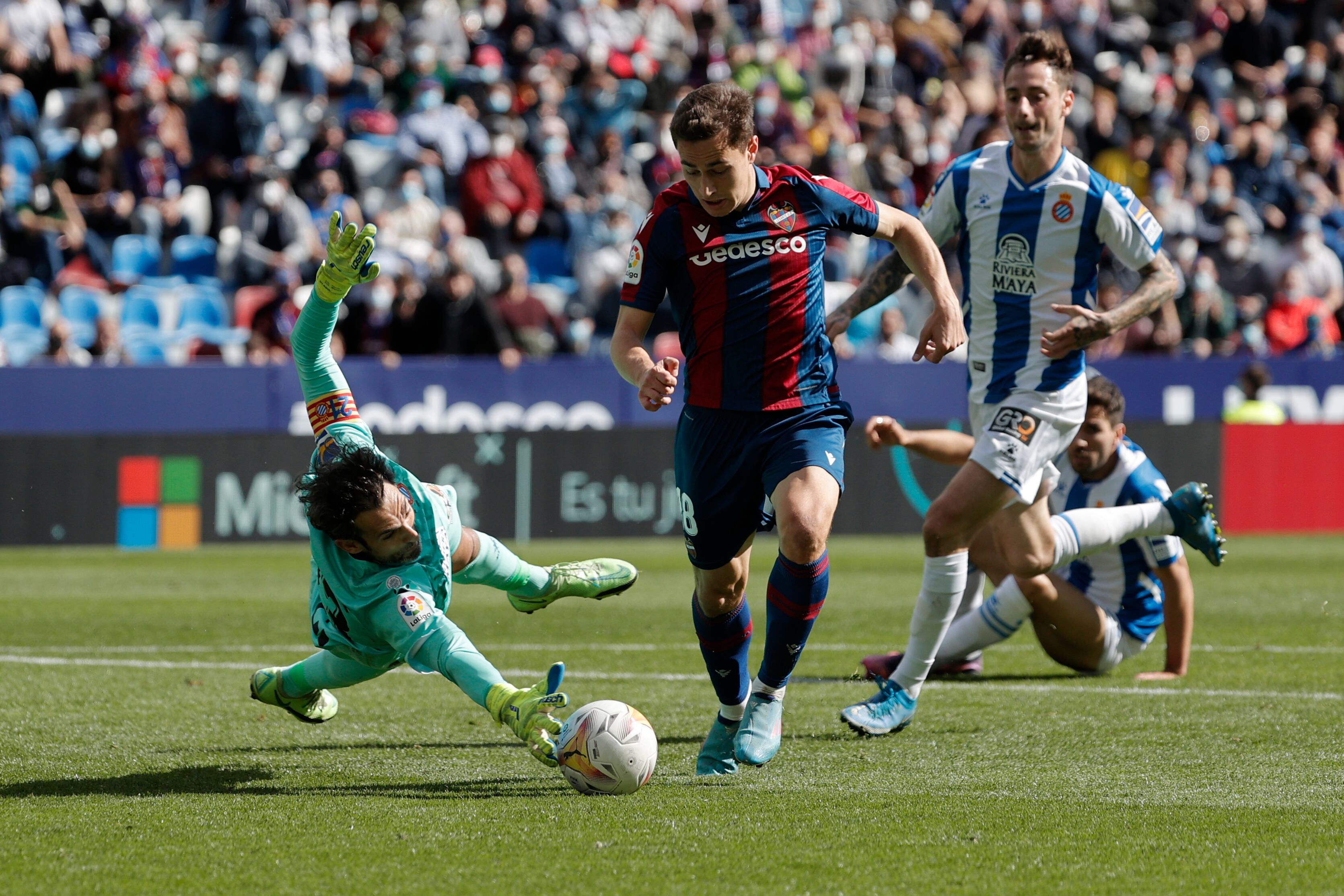 El delantero del Levante UD, Jorge de Frutos, intenta superar al guardameta del Espanyol, Diego López, durante el encuentro correspondiente a la jornada 28 de primera división disputado en el estadio Ciudad de Valencia. EFE / Manuel Bruque.