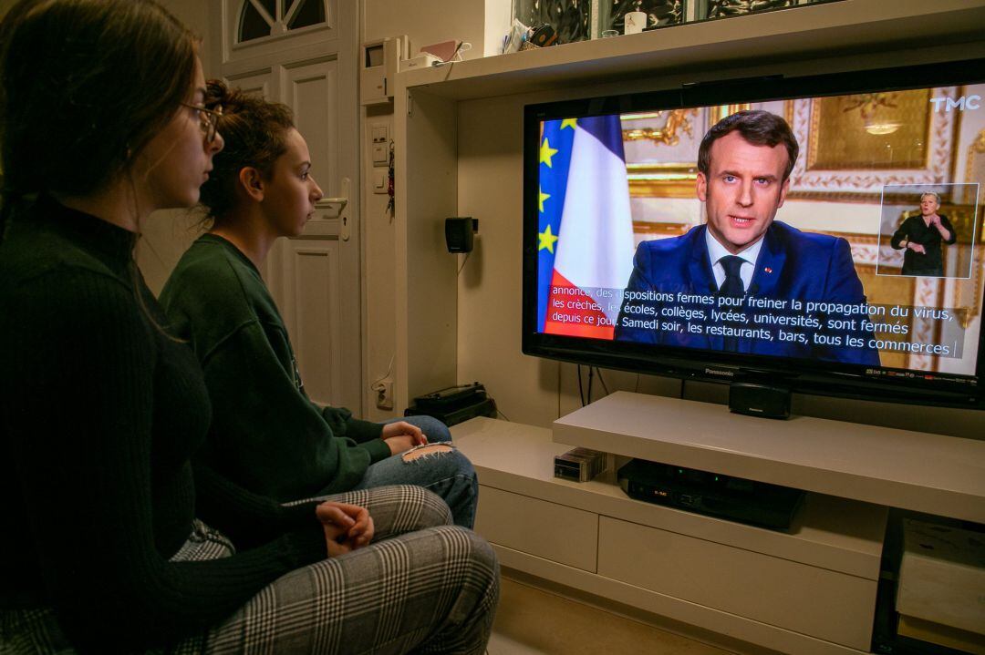 Jóvenes escuchando el discurso del presidente francés Emmanuel Macron