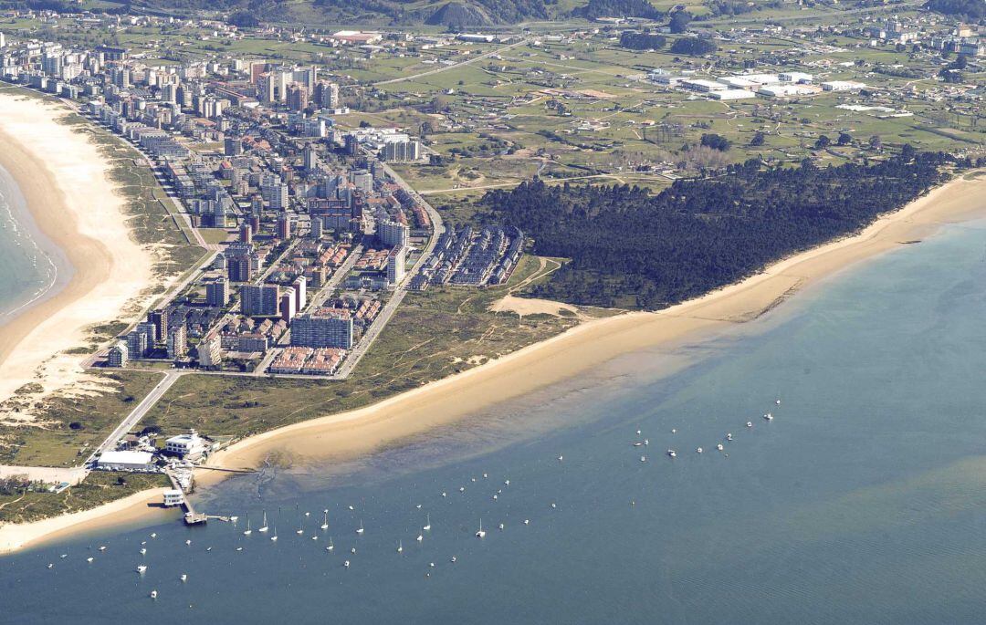 En primer término, la playa de El Regatón de Laredo.