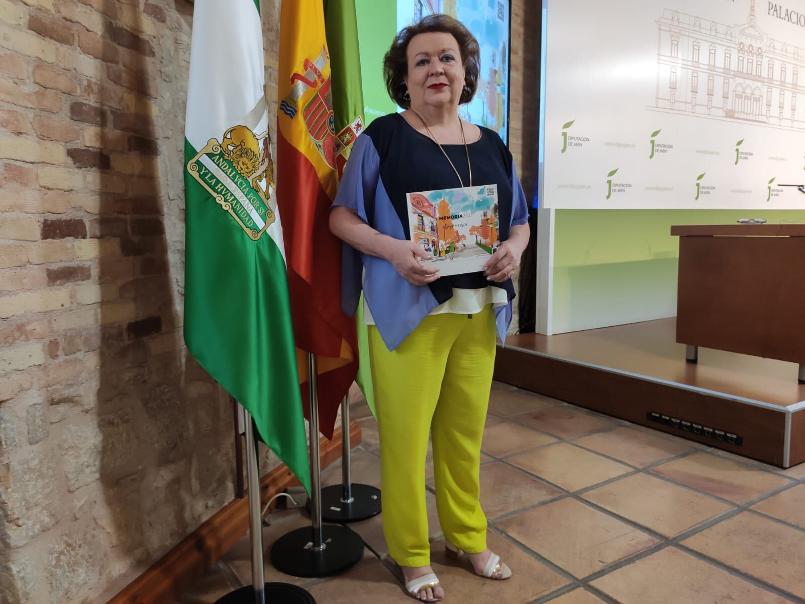 La vicepresidenta segunda y diputada de Economía, Hacienda, Asistencia a Municipios y Recursos Humanos, Pilar Parra, posa en el aula de cultura del Palacio Provincial de Jaén