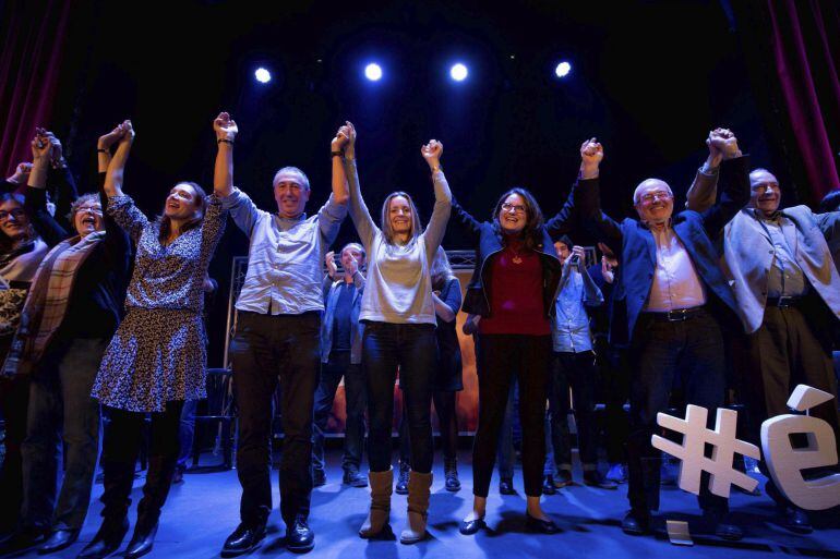 El cabeza de lista de Compromís-Podemos-És el moment al Congreso por Valencia, Joan Baldoví (4i), junto la número 2 de la candidatura al Congreso, Ángela Ballester (d), la vicepresidenta del Consell, Mònica Oltra (3d), durante el acto central de campaña de la coalición celebrado en el Teatro Olympia de Valencia.