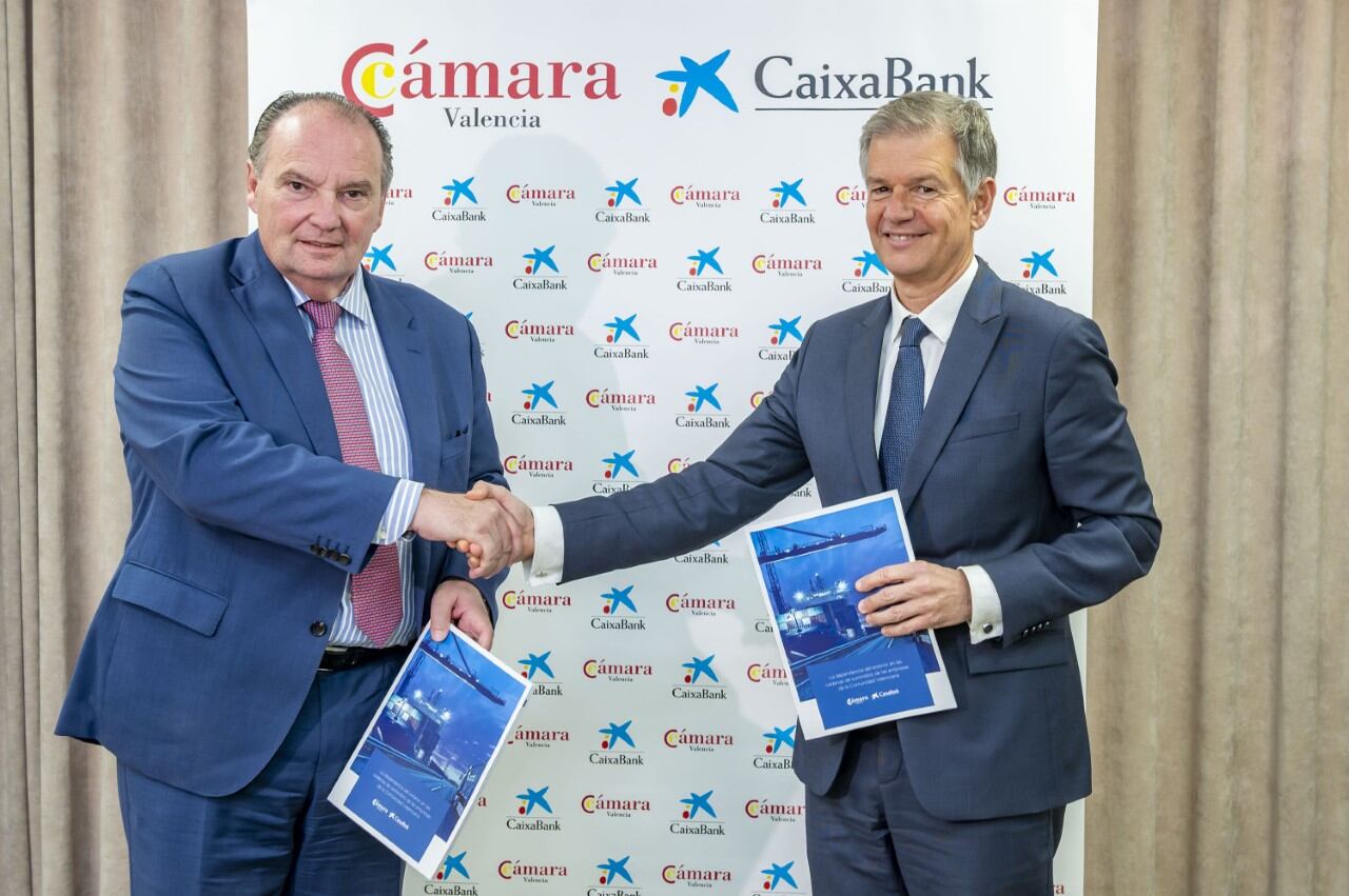 El presidente de la Cámara Valencia, José Vicente Morata, y el director territorial de Caixabank en la Comunitat Valenciana, Xicu Costa, en la presentación del informe.