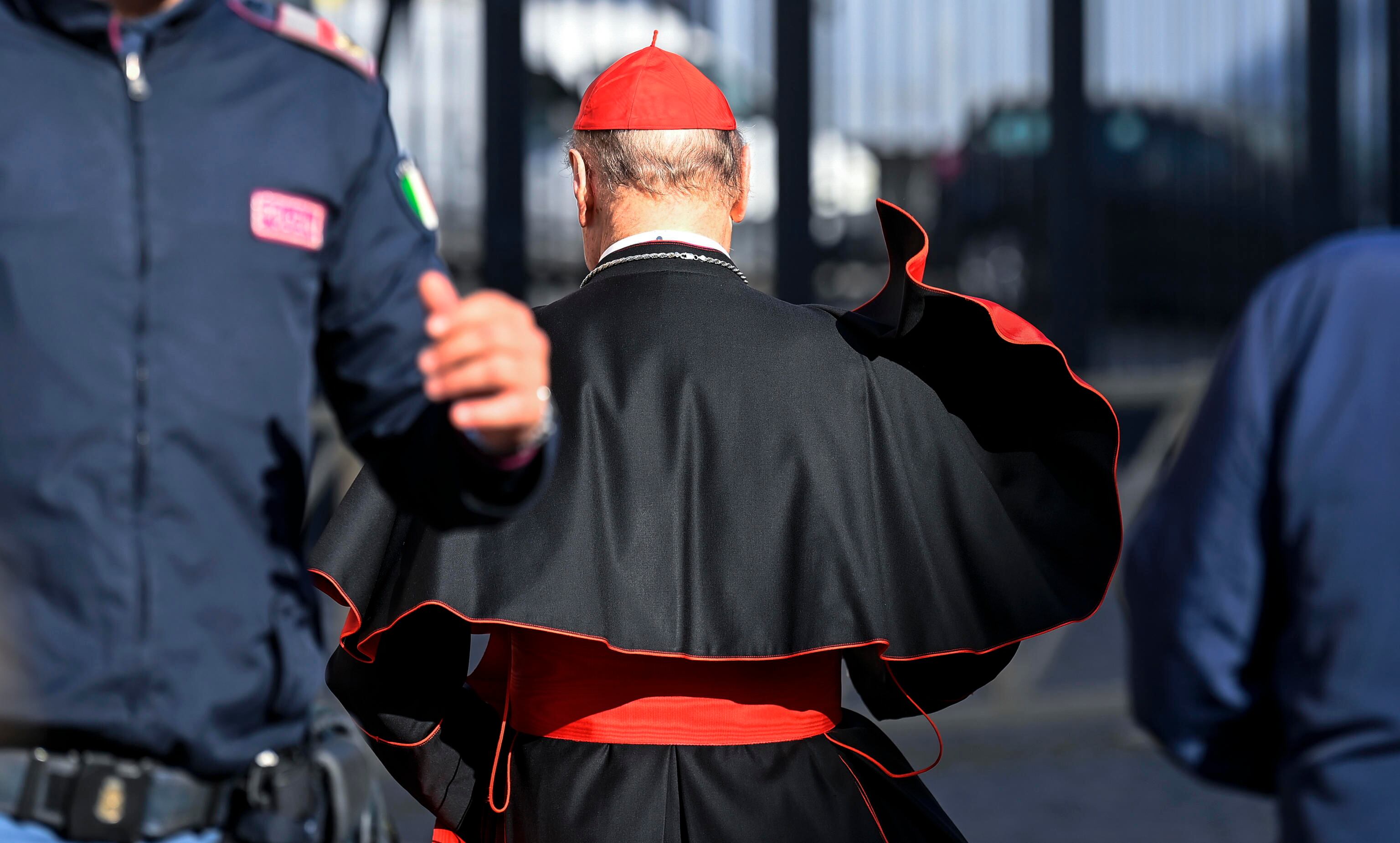 Un cardenal llegando a la primera reunión posterior a la muerte de Francisco en Roma