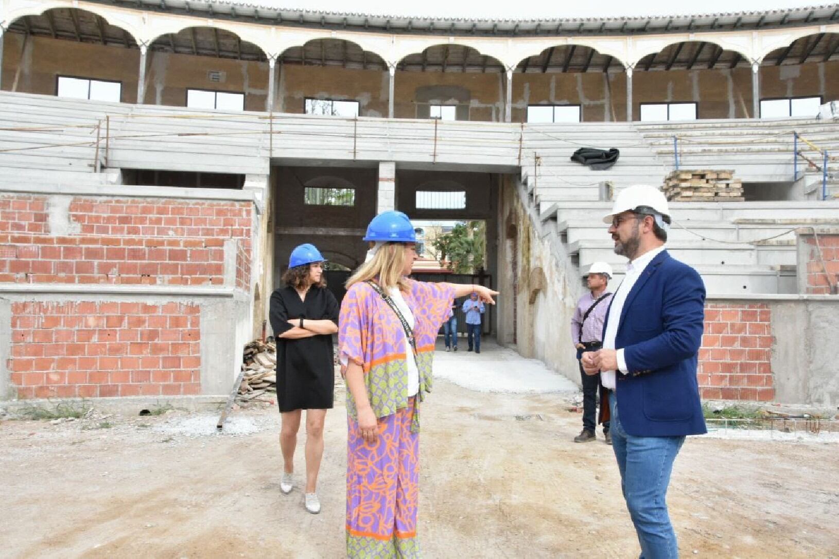 El alcalde de Lorca en funciones, Diego José Mateos, visita las obras de rehabilitación de la Plaza de Toros