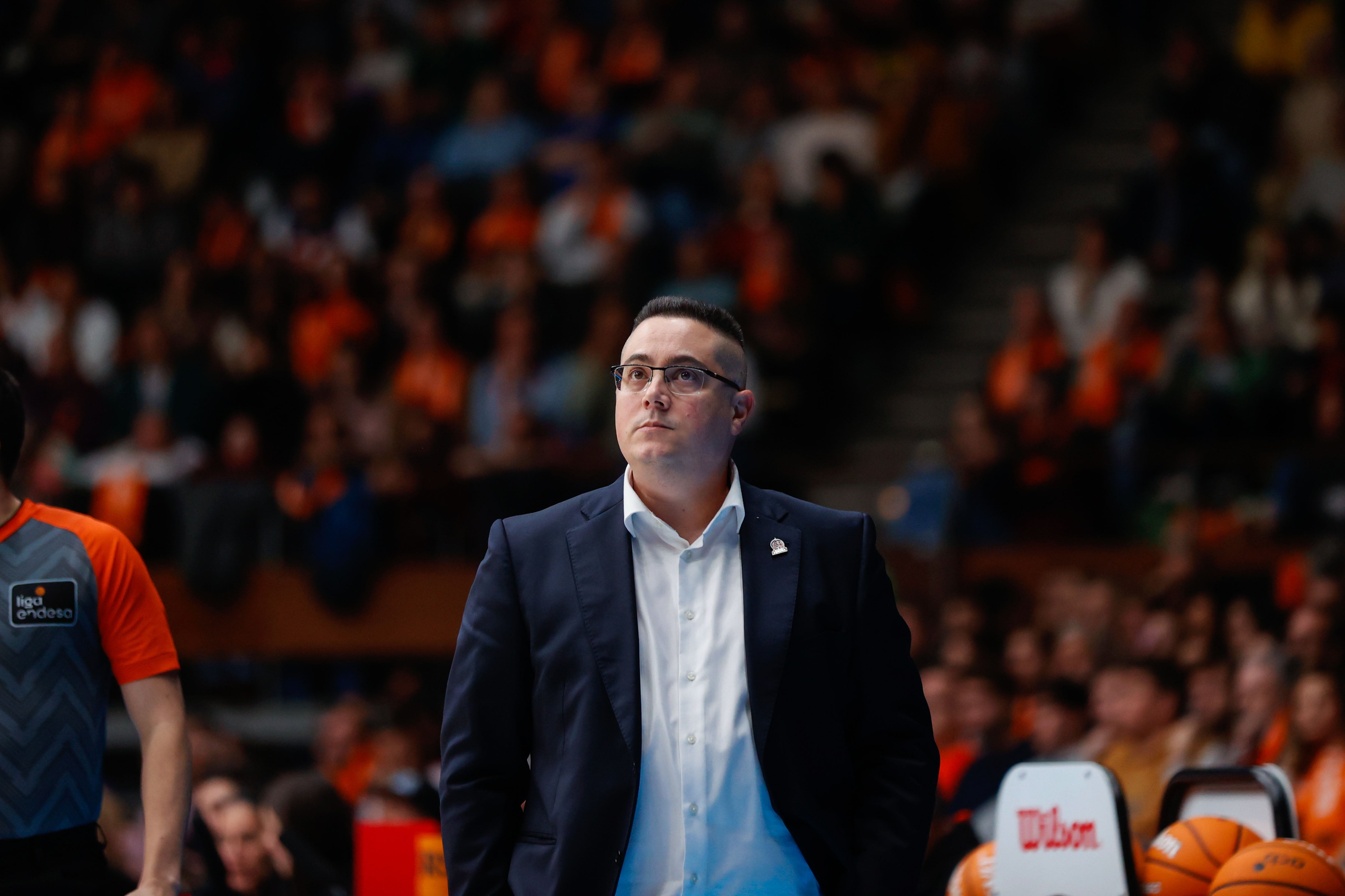 A CORUÑA, 28/12/2024.- El entrenador del Leyma Coruña, Diego Epifanio, durante el encuentro correspondiente a la decimotercera jornada de la Liga Endesa ante el Bilbao Basket disputado este sábado en el Coliseum de A Coruña. EFE/Cabalar
