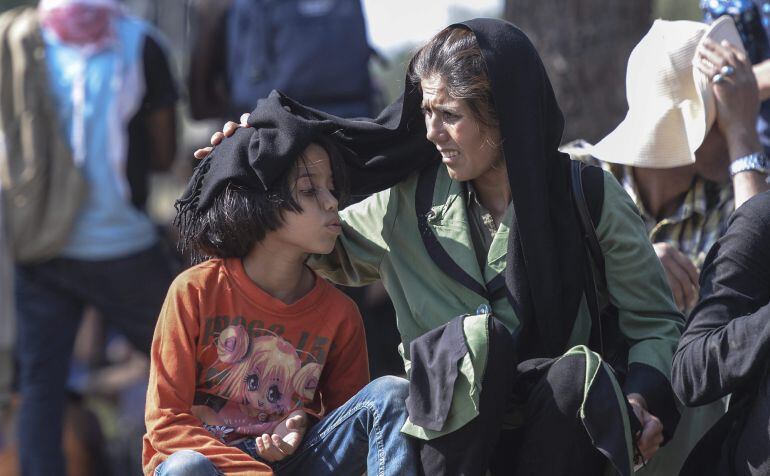 Miles de inmigrantes han cruzado hasta Grecia para continuar su viaje a través de Macedonia hacia Serbia con la meta de alcanzar otros países europeos. Mientras tanto, los ministros de Interior de la UE se reúnen hoy para intentar fijar de nuevo las cuota