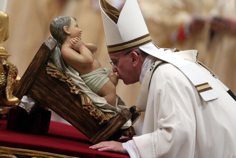 El papa Francisco durante la misa de Gallo en la Basílica de San Pedro en la Ciudad del Vaticano