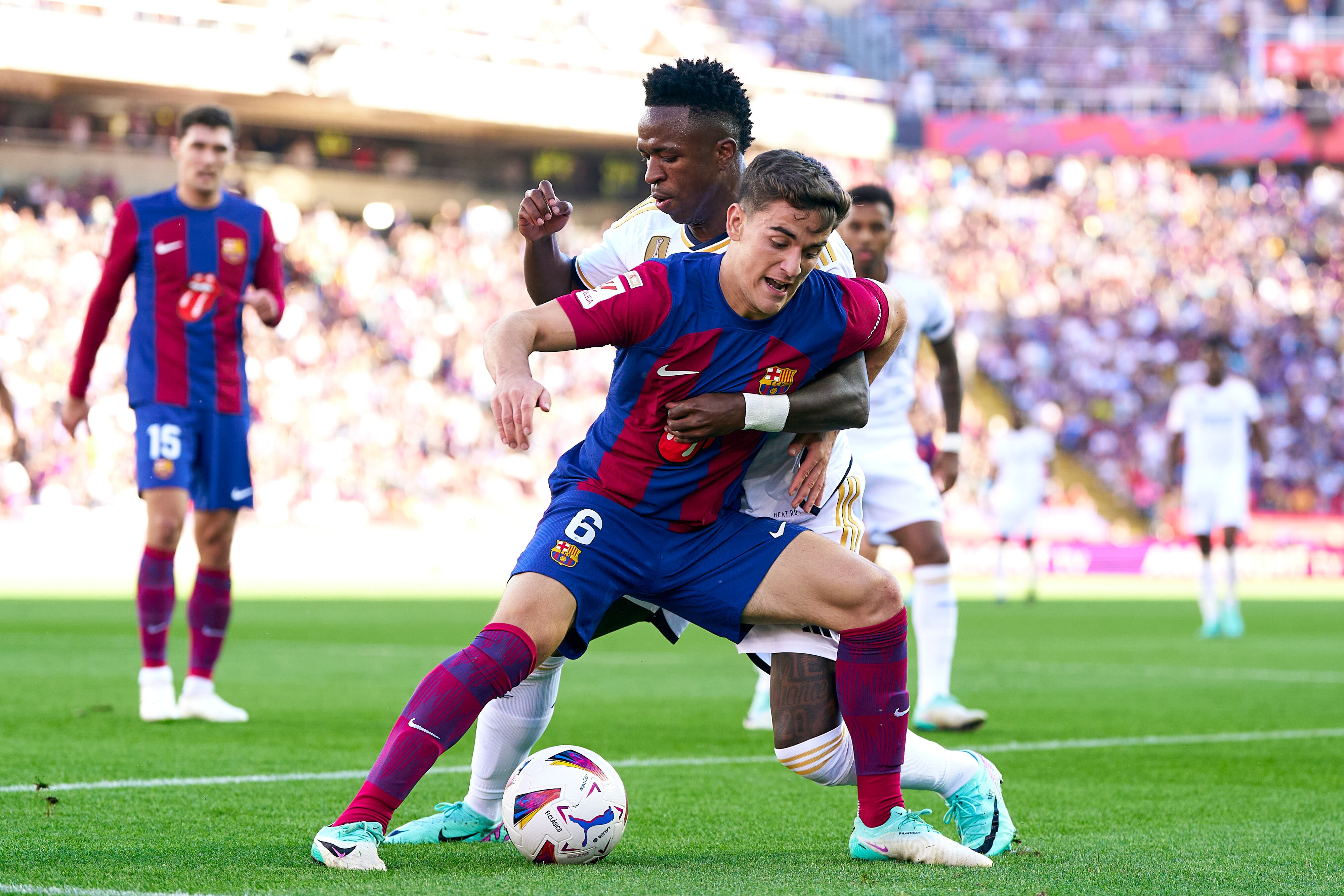 BARCELONA, SPAIN - OCTOBER 28: Pablo Paez 'Gavi' of FC Barcelona competes for the ball with Vinicius Junior of Real Madrid during the LaLiga EA Sports match between FC Barcelona and Real Madrid CF at Estadi Olimpic Lluis Companys on October 28, 2023 in Barcelona, Spain. (Photo by Pedro Salado/Quality Sport Images/Getty Images)