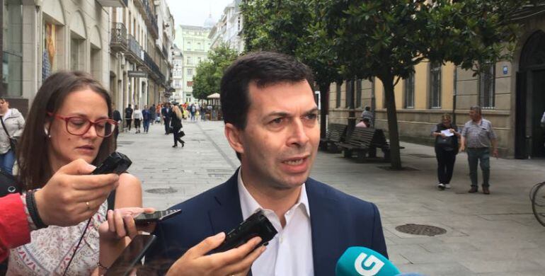 Gonzalo Caballero presume de contacto fluido con Pedro Sánchez