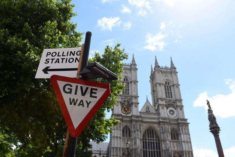 Una señal de colegio electoral en Westminster en el centro de Londres