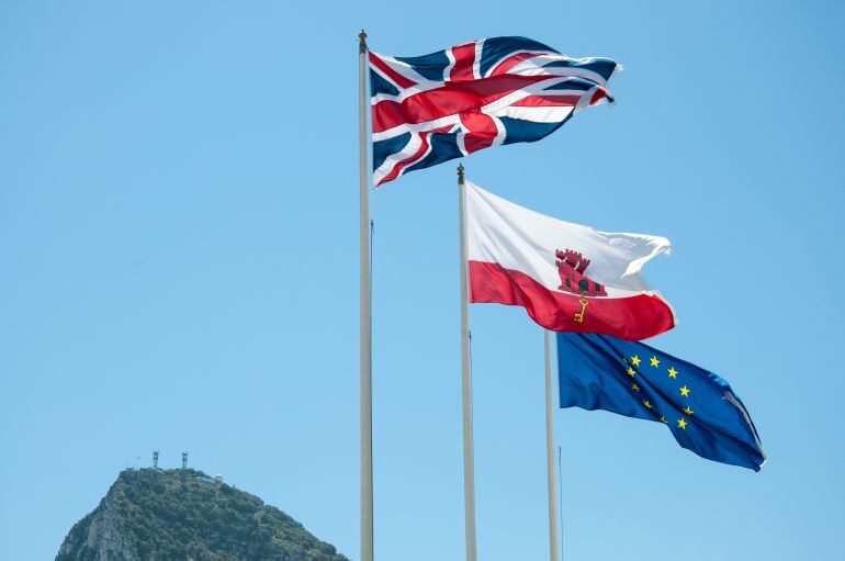 Las banderas de Reino Unido, Gibraltar y la Unión Europea ondean en la frontera del Peñón con España