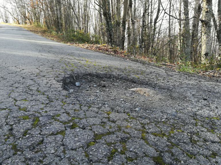 Imagen de uno de los baches más peligrosos de la vía.