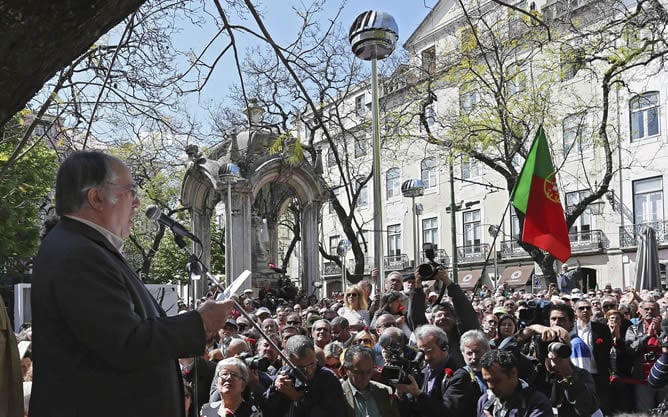 El coronel Vasco Lourenco ofrece un discurso durante uno de los homenajes del 40 aniversario de la Revolución de los Claveles