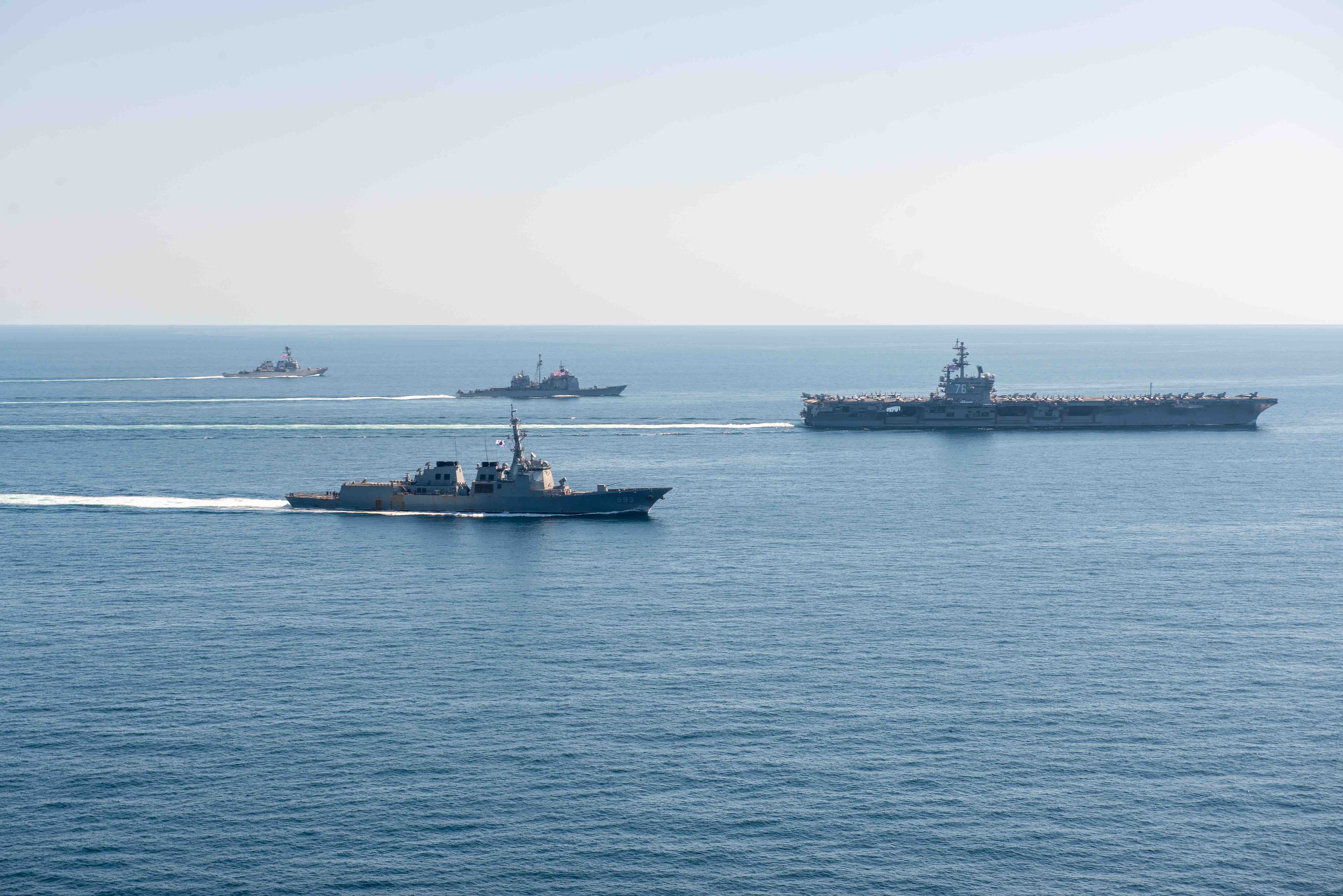 Buques de guerra estadounidenses y surcoreanos realizando maniobras conjuntas en el mar del Este el 29 de septiembre