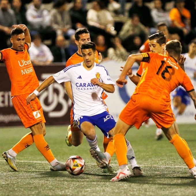 Bermejo intenta marcharse de dos contrarios en el partido de la Copa del Rey, disputado en El Clariano