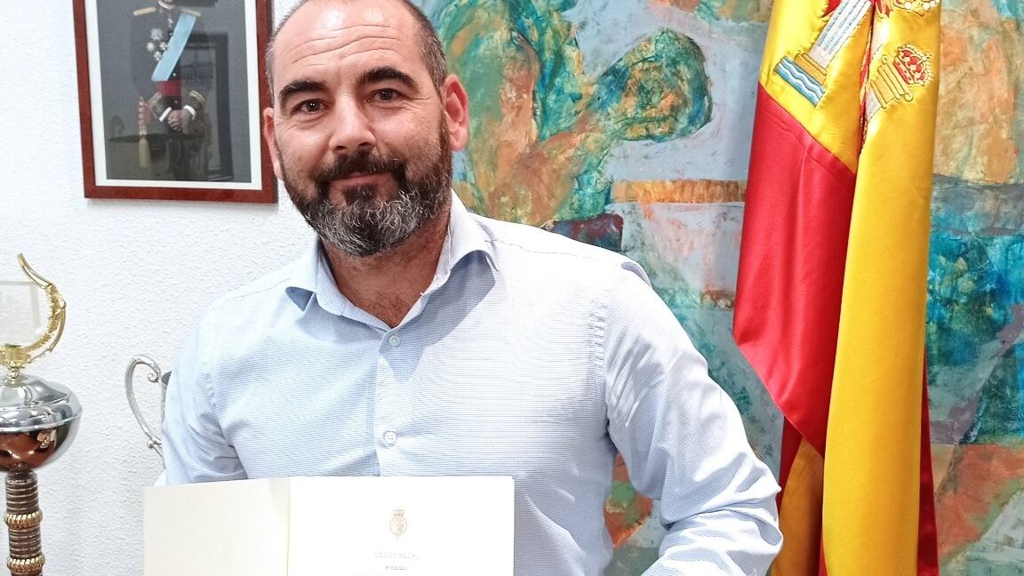 Felipe Martínez, Pdte. de la Real Federación Española de Boxeo, con la certificación del título