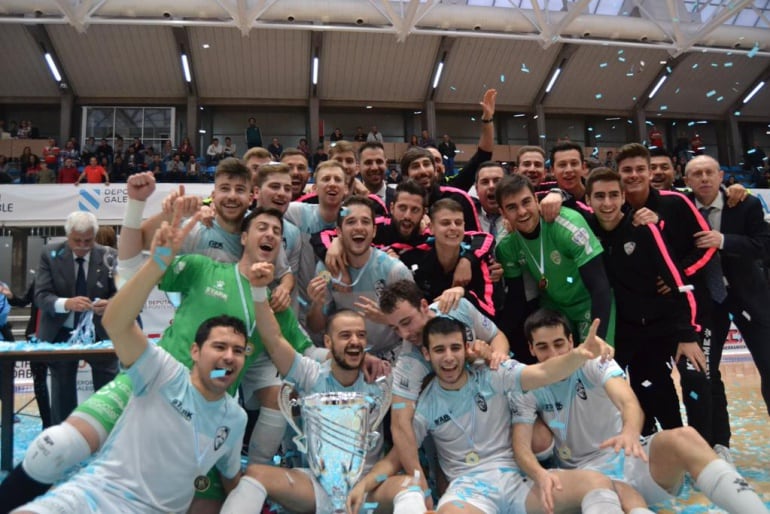 Jugadores del Santiago que celebraron la pasada temporada la consecución de la Copa Galicia en Pontevedra