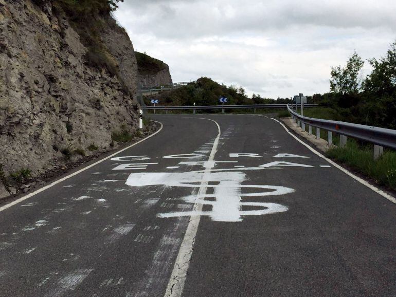 Fotografía facilitada por el Partido Popular de Vitoria.- El Partido Popular ha denunciado la aparición de pintadas en apoyo a la banda terrorista ETA en varias carreteras de Álava y ha pedido a la Diputación Foral, de quien dependen estas vías, que las l