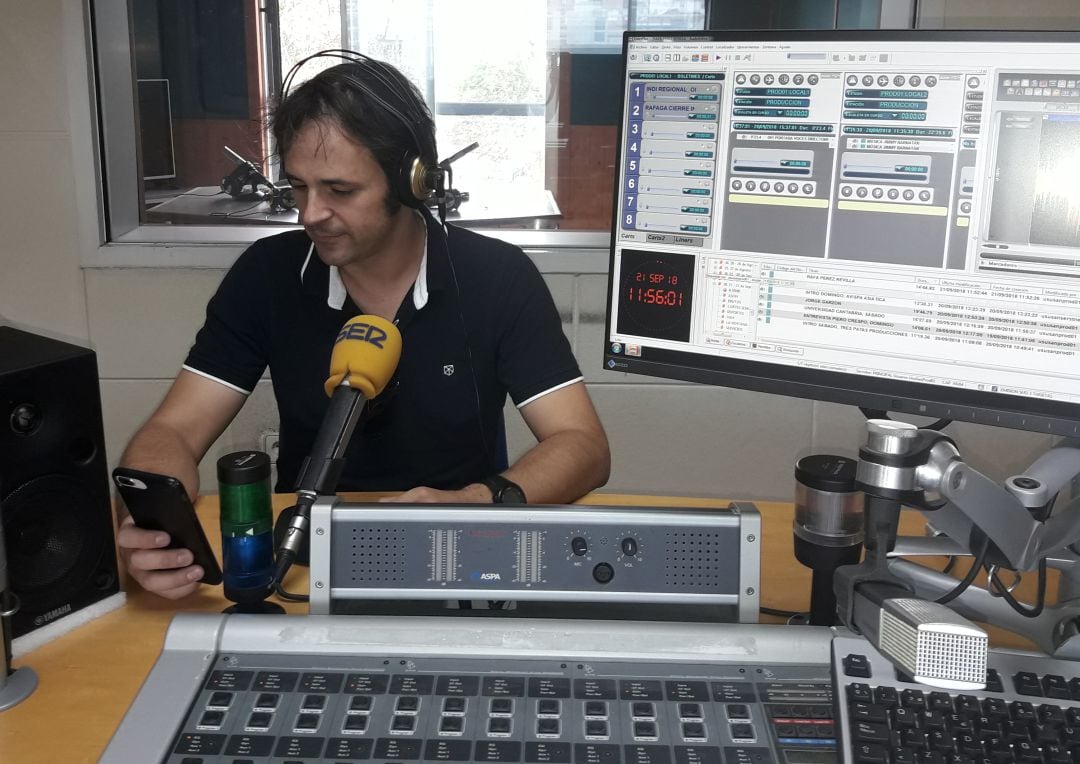 Rafa Pérez Revilla en los estudios de Radio Santander.