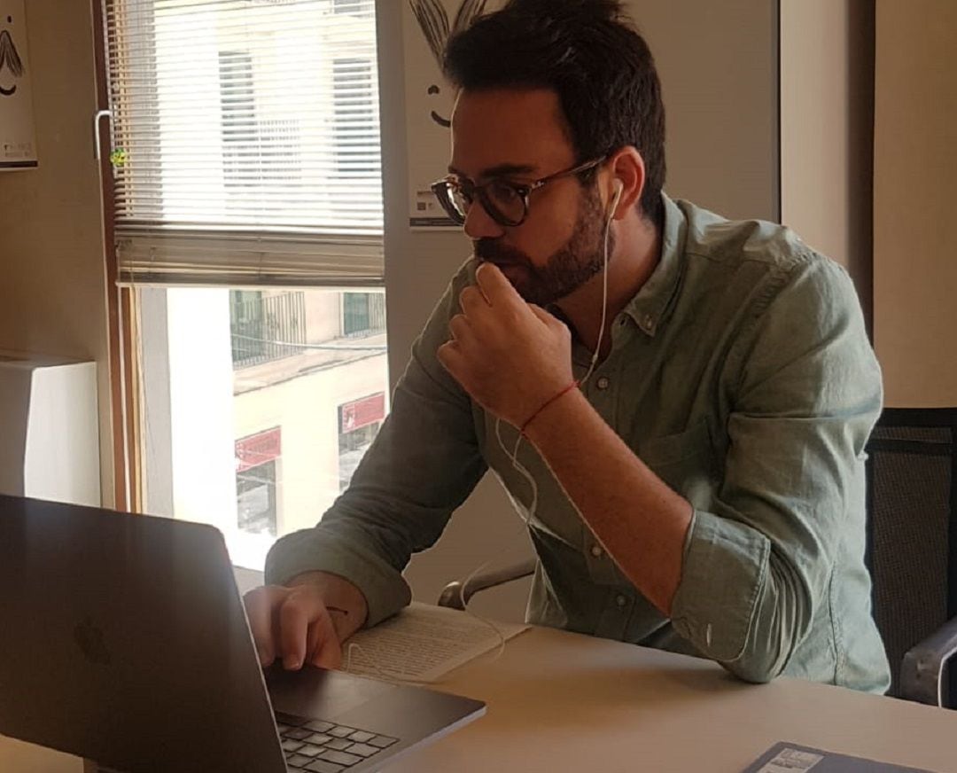 El concejal Adrián Santos durante la rueda de prensa telemática en la que se ha presentado el Catálogo de Protecciones