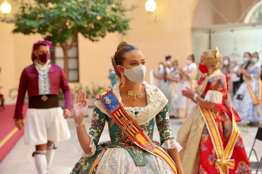 La Fallera Mayor de València, Consuelo Llobell, con mascarilla en la entrega de premios de las Fallas 2020