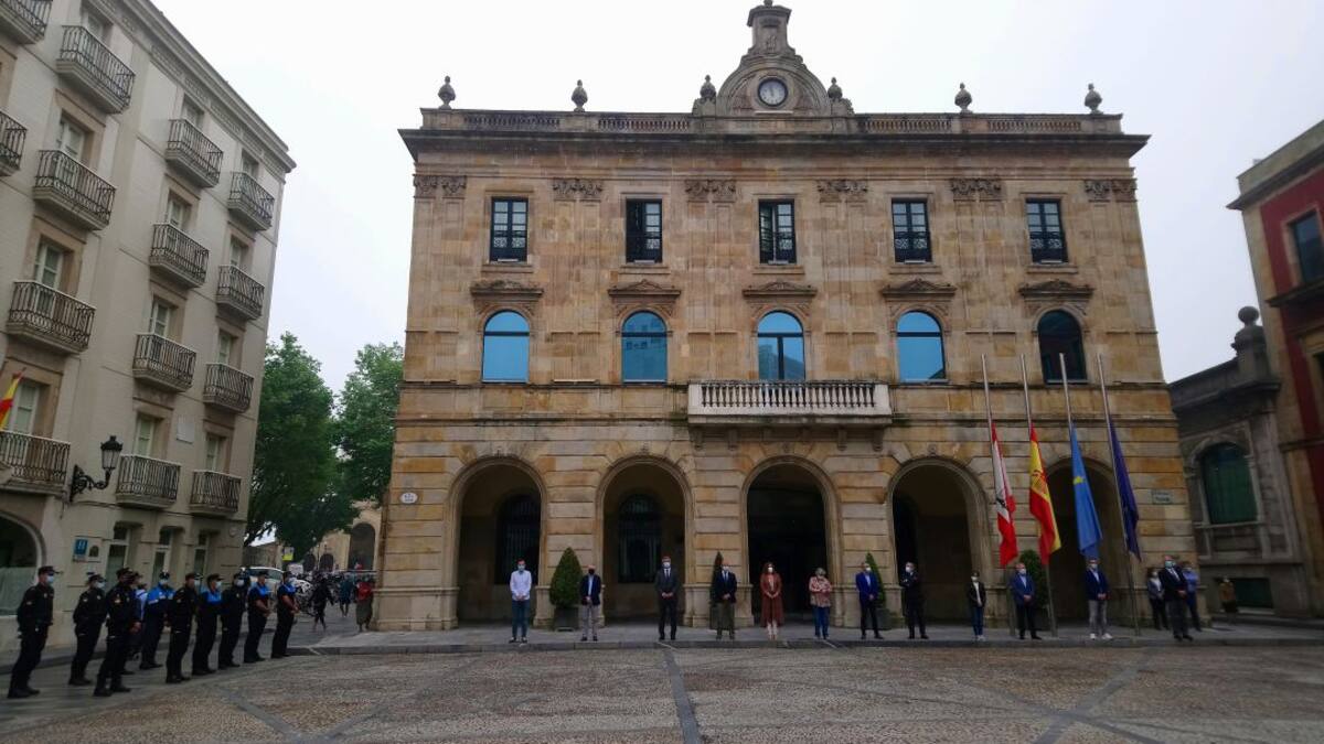 La alcaldesa de Gijón, Ana González, recuerda a los fallecidos por Covid-19