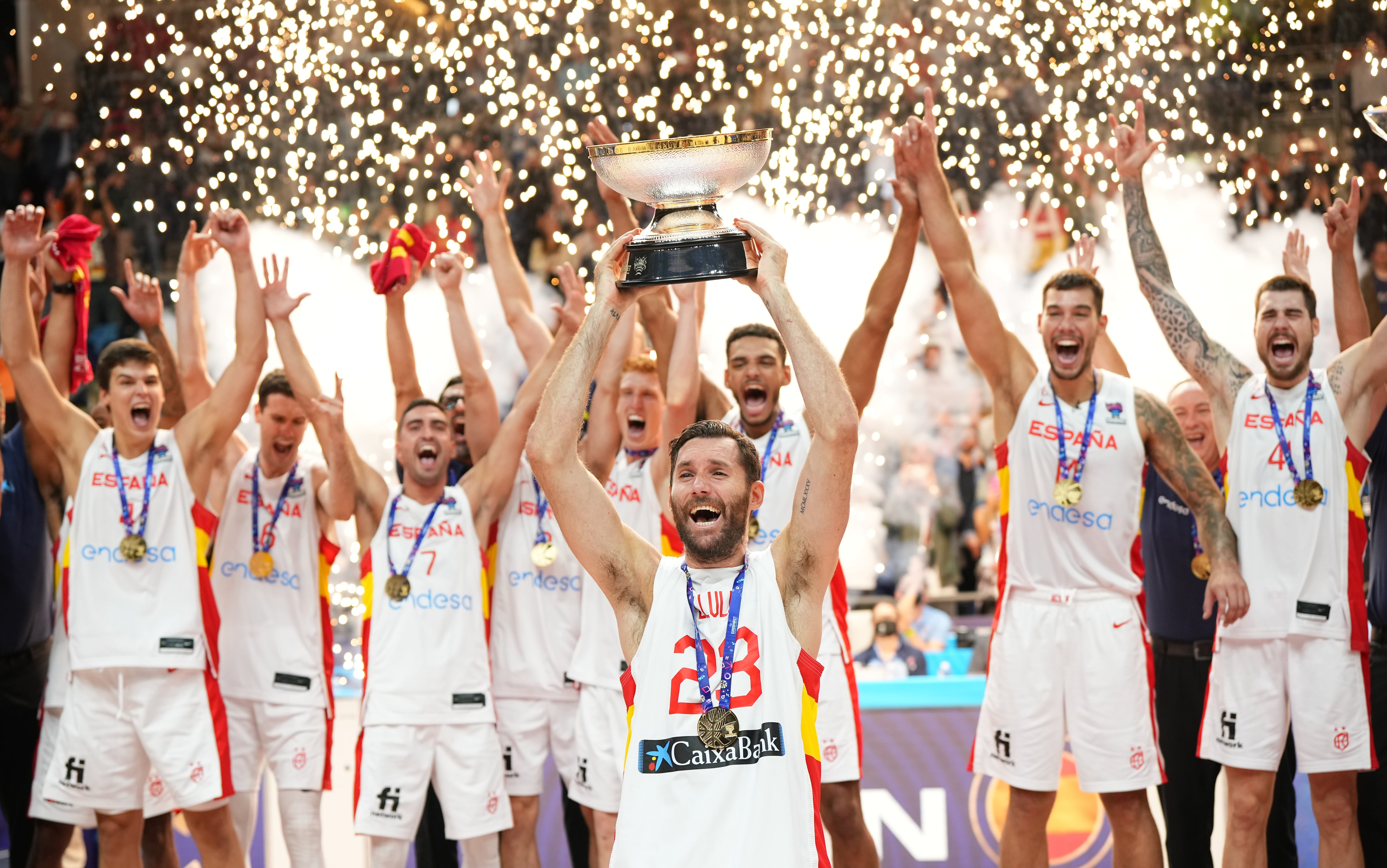 Rudy Fernández levanta el Eurobasket 2022 junto al resto del equipo.